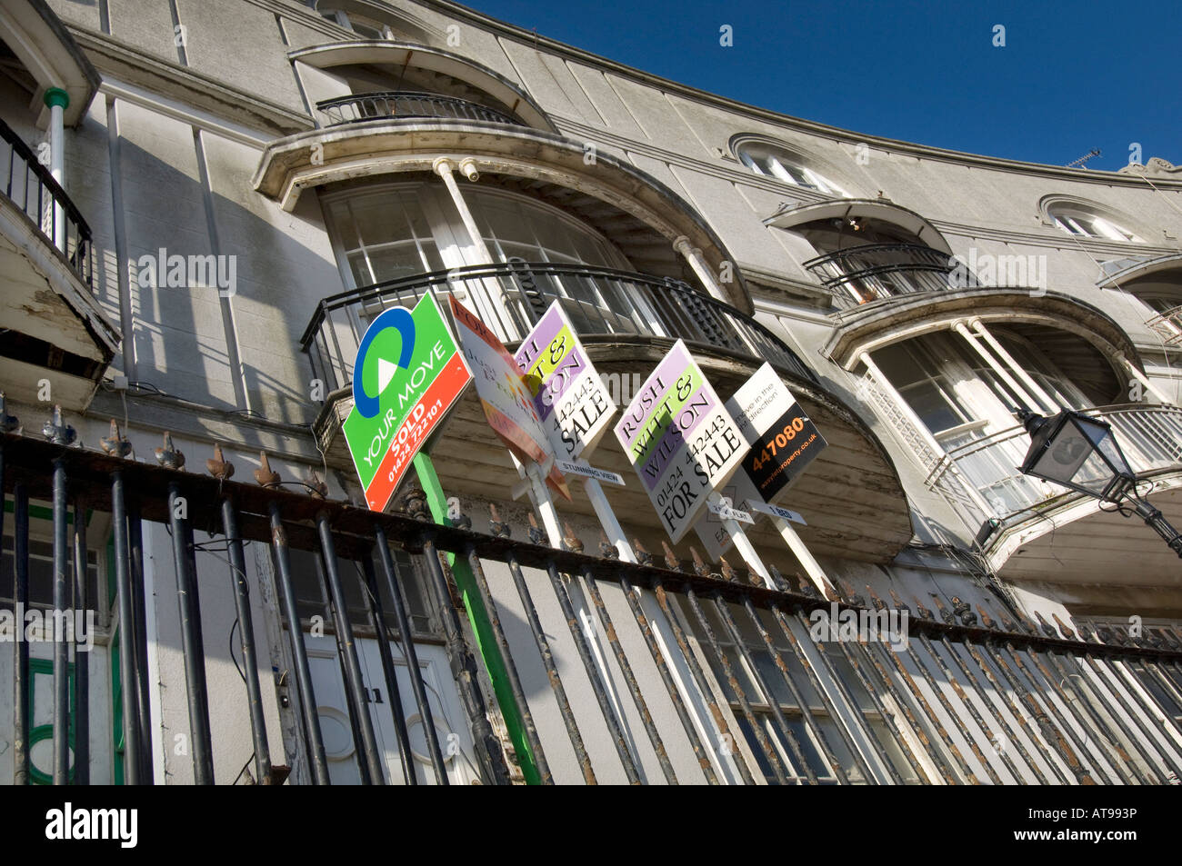 Agenti immobiliari in vendita in affitto e in vendita segni su una fila di smart case vittoriane in Pelham Crescent Hastings Sussex Foto Stock