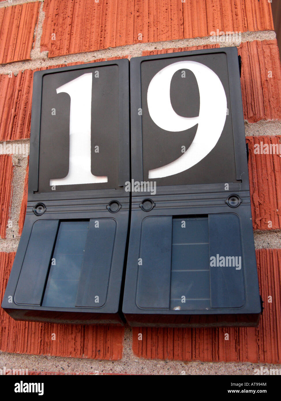 Energia solare casa numero 19 sulla casa in mattoni rossi al di fuori di Belfast Foto Stock