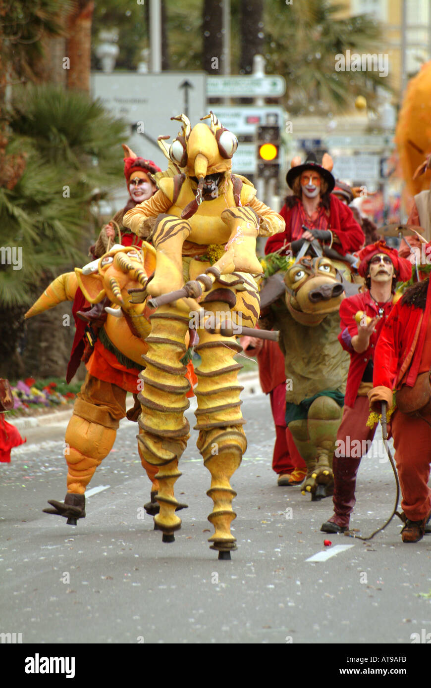 NiceMBF1351 Nice Alpes Maritimes Cote d Azur Francia Carnevale di Nizza strane creature intergalattico su palafitte in parata Foto Stock