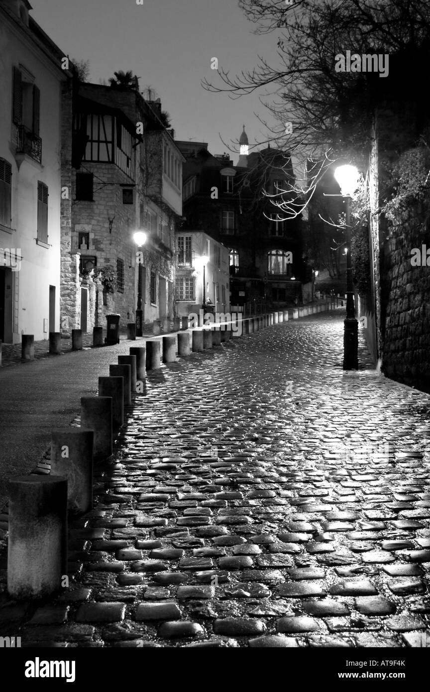Una notte foto dalle strade del quartiere di Montmartre, Parigi, Francia Foto Stock