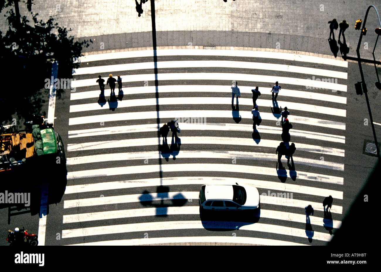Guardando verso il basso sul passaggio pedonale da un alto edificio in Bogotá Colombia Foto Stock