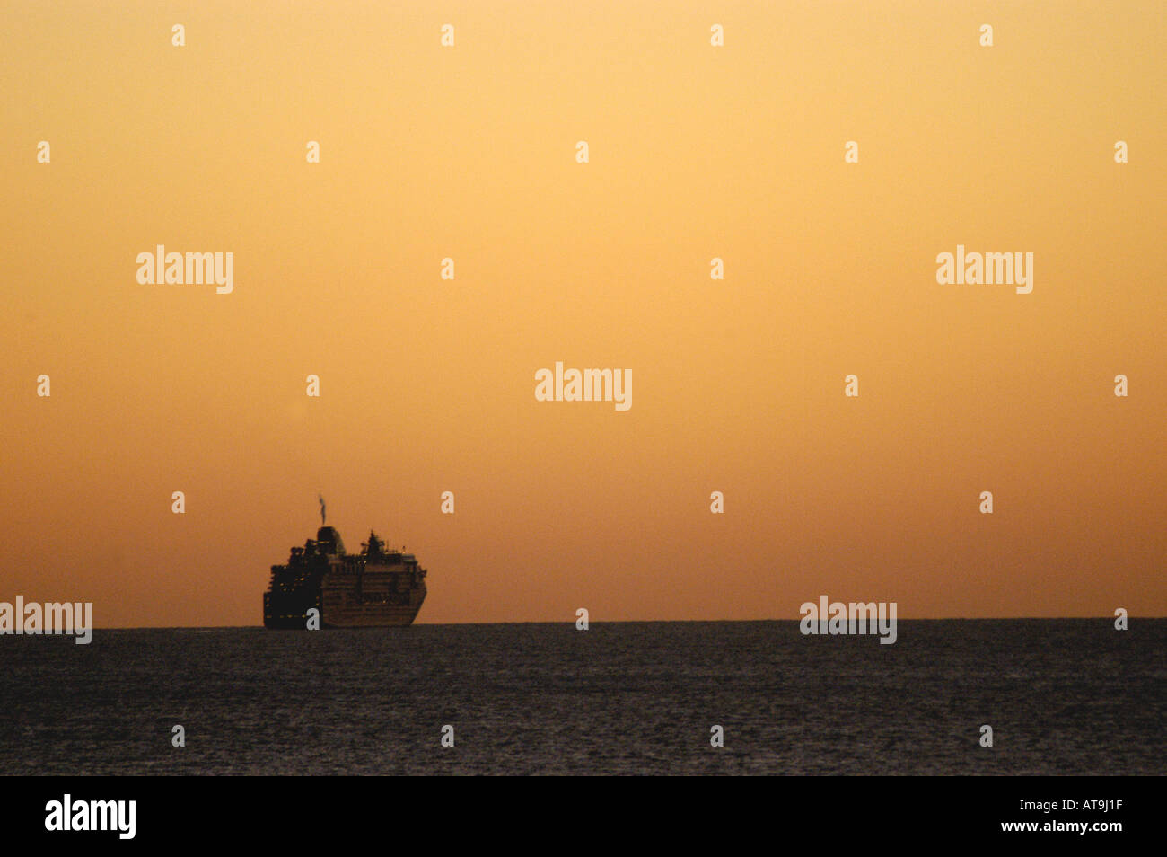 La nave di crociera in barca a vela nel crepuscolo Foto Stock