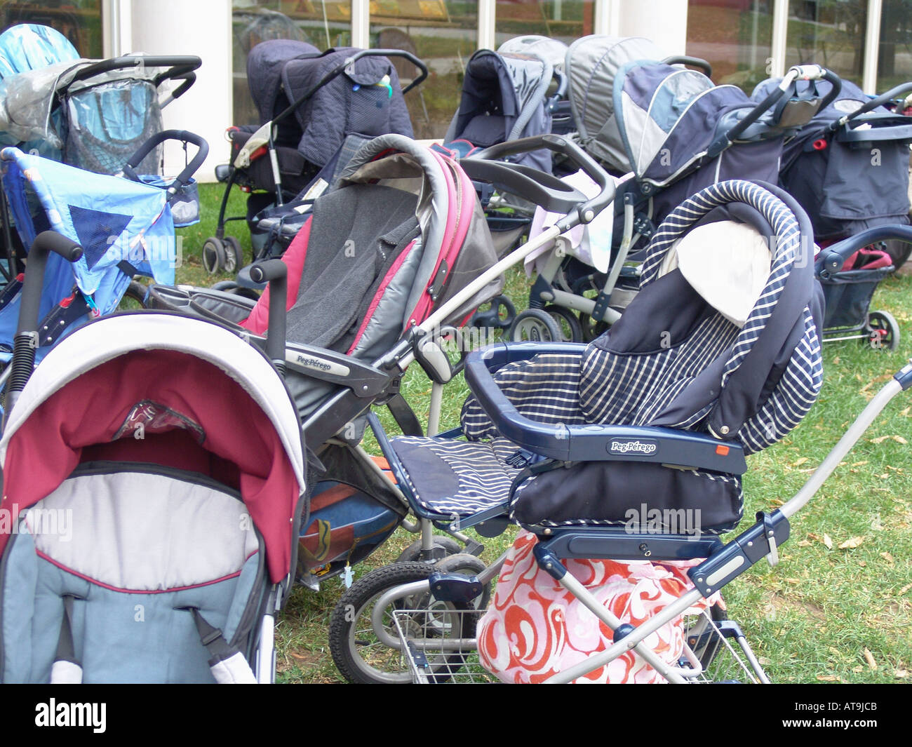 Traffico di baby carrozzine parcheggiate fuori centro comunitario biblioteca da bambinaie Foto Stock