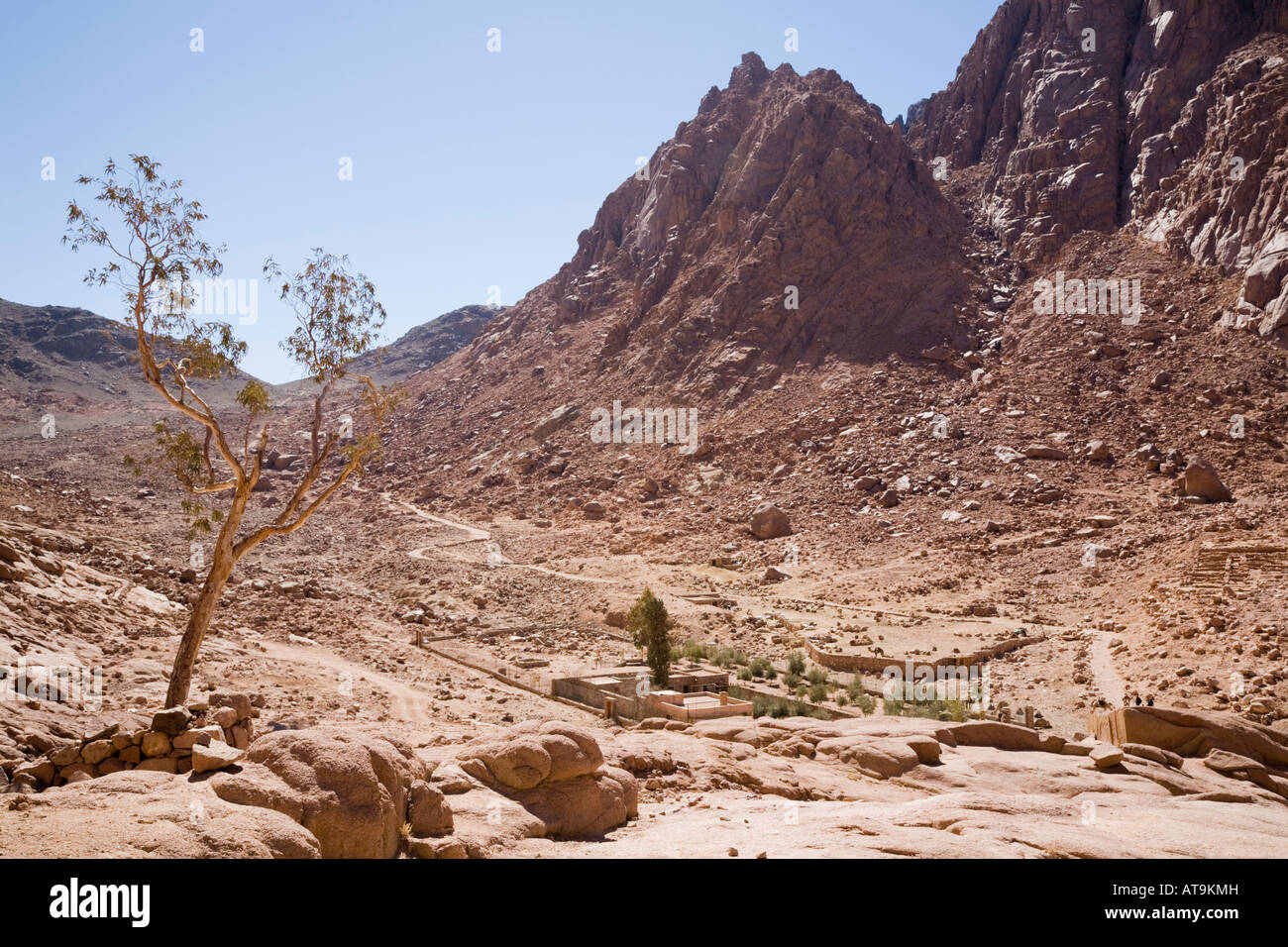 St Katherine Penisola del Sinai Egitto deserto arido valle di wadi paesaggio sotto il monte Sinai in granito rosso alta montagna Foto Stock