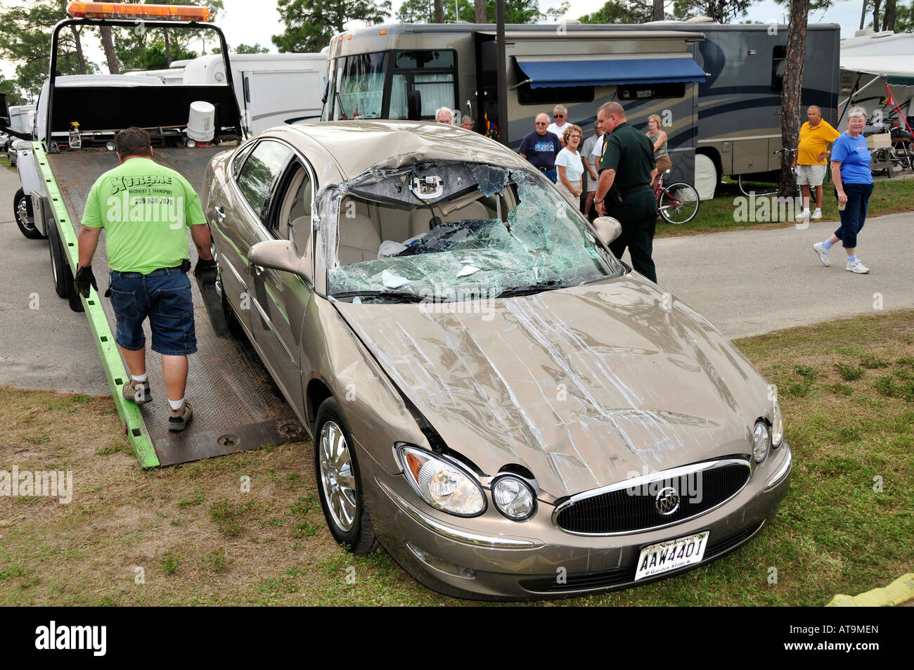 Trainare il carrello Cancella scena dell'incidente di automobile Foto Stock