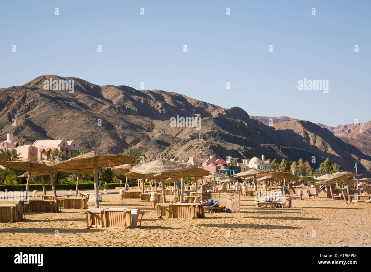 Tranquilla spiaggia di sabbia con sfondo di montagne di Taba Heights resort sul Mar Rosso costa orientale il Sinai Egitto Foto Stock