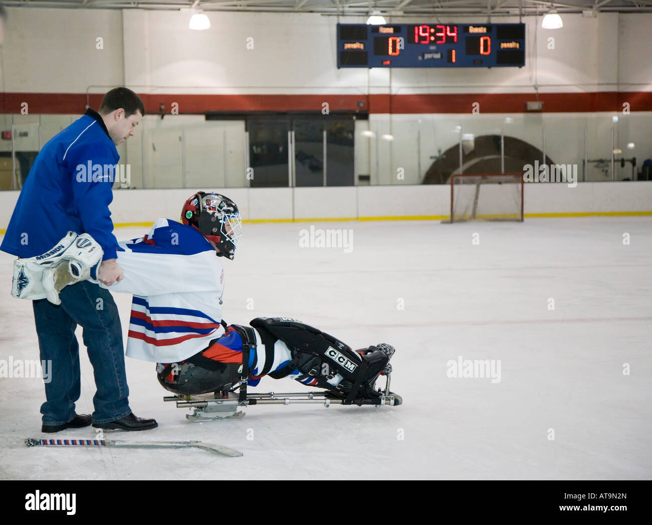 Gli atleti disabili giocare a hockey su slitta Foto Stock