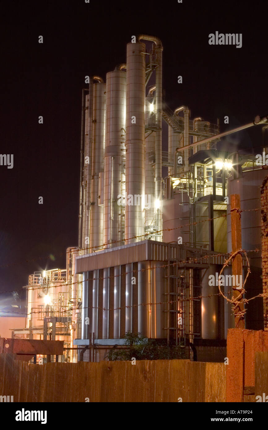Impianto chimico di notte. Thames Path, North Greenwich, Londra, Inghilterra Foto Stock