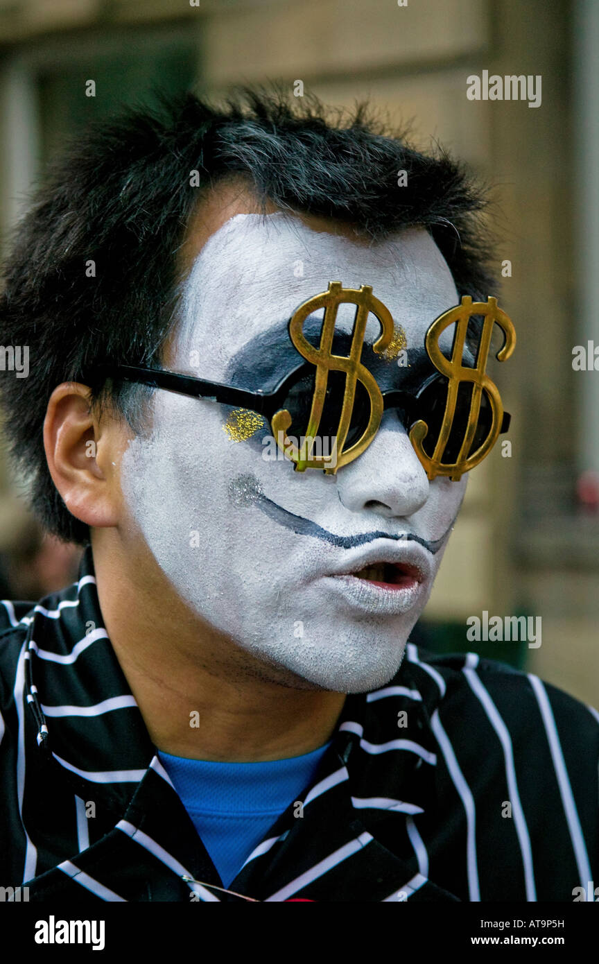 Attore che indossa il trucco bianco e occhiali da sole con segni di dollaro, Edinburgh Fringe Festival Scozia, Regno Unito, Europa Foto Stock