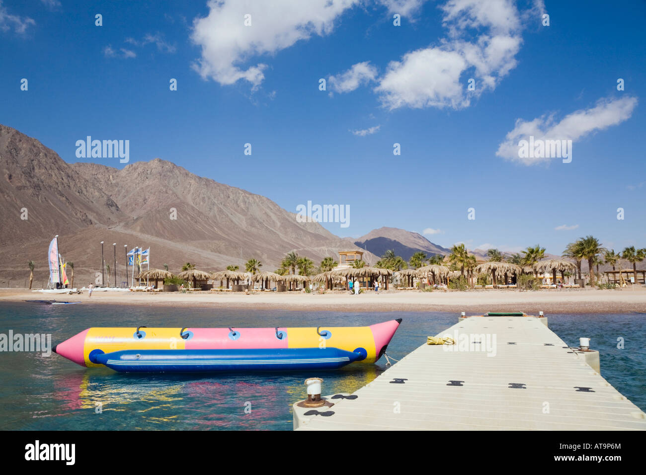 Taba Heights Penisola del Sinai Egitto vista lungo pontile a mare rosso Waterworld centro sulla spiaggia tranquilla Foto Stock