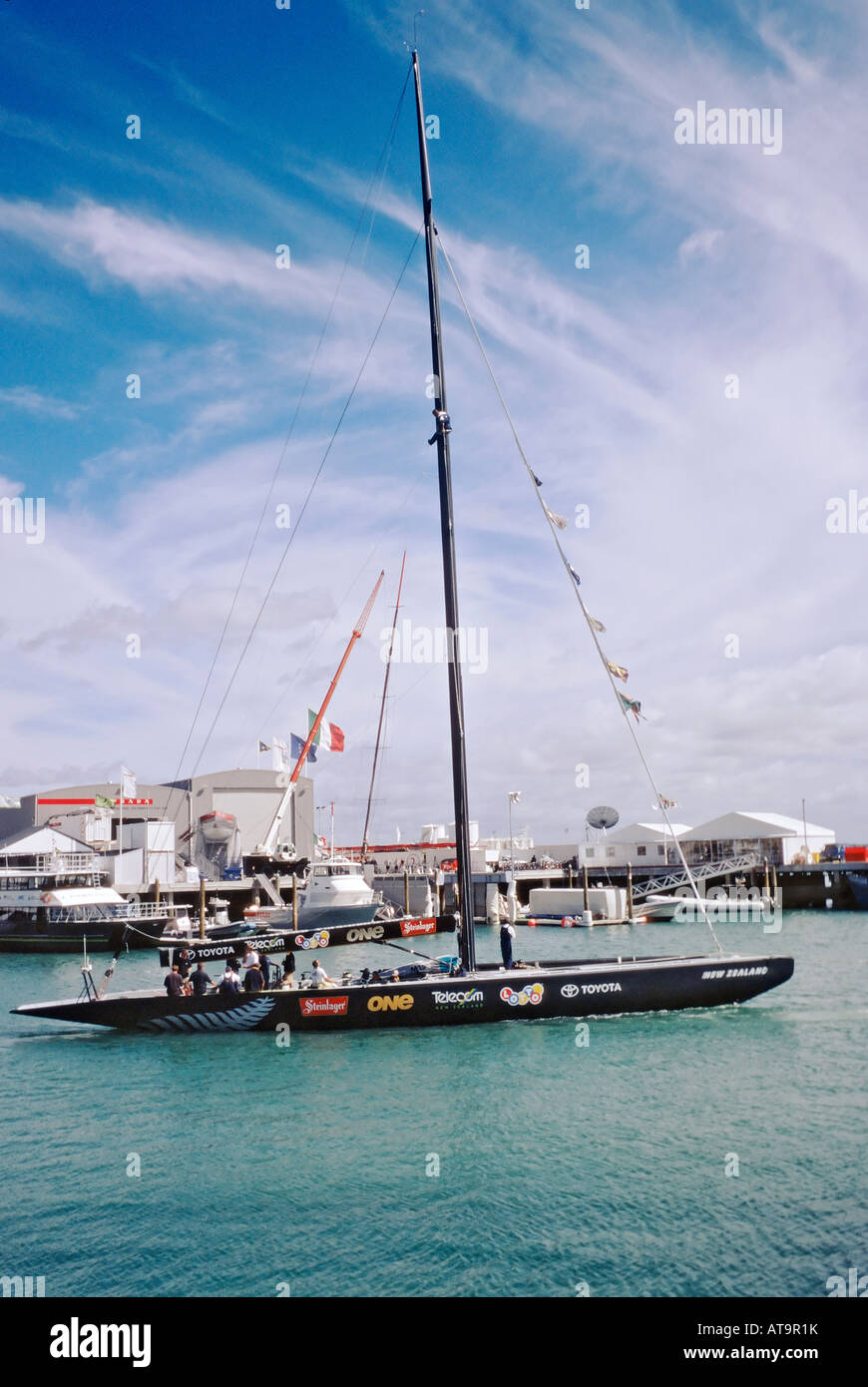 Racing yacht Nuova Zelanda lasciando wharf in Manukau Harbour Auchland in Nuova Zelanda Foto Stock