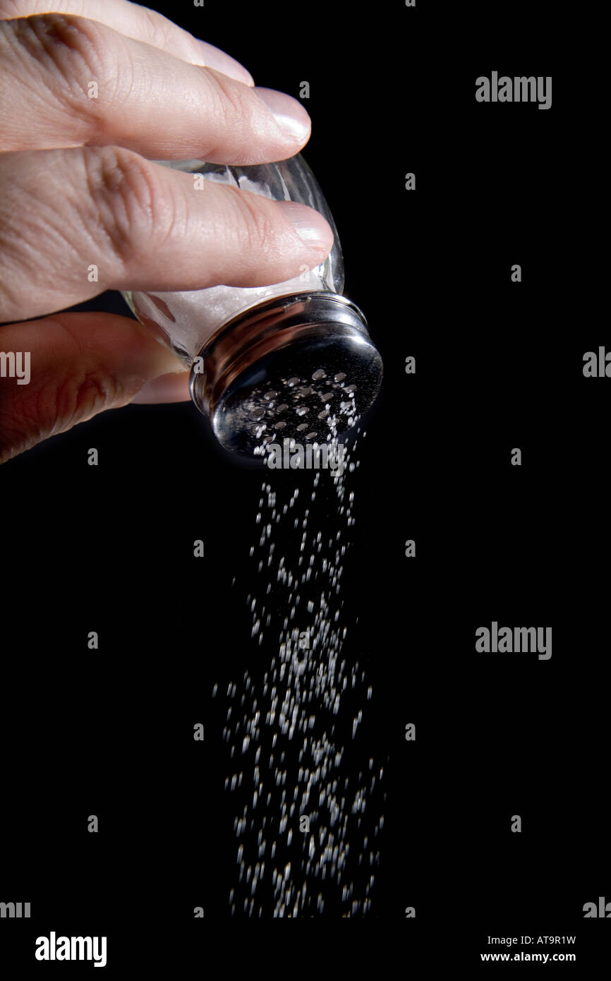 Sprinkling salt immagini e fotografie stock ad alta risoluzione - Alamy
