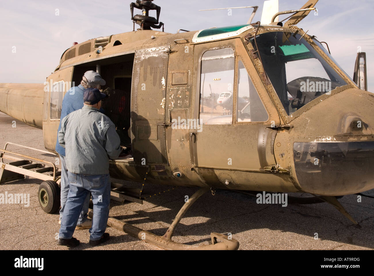 Due meccanici preparano Huey Chopper per la restaurazione al Carolina Aviation Museum di Charlotte, North Carolina. STATI UNITI Foto Stock
