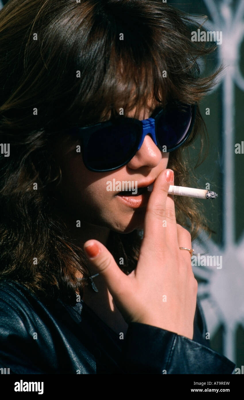 Ragazza adolescente di fumare una sigaretta durante la sua high school in  pausa pranzo, San Francisco, California, Stati Uniti d'America Foto stock -  Alamy