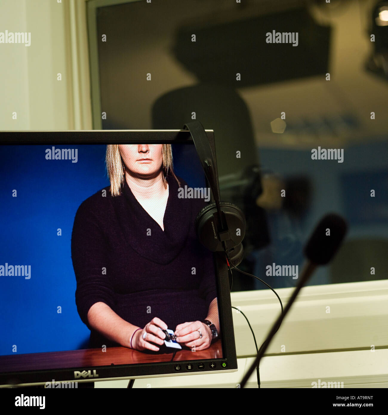 Trasmissione di notizie internet registrazione monitor TV studio riprese in aria Foto Stock