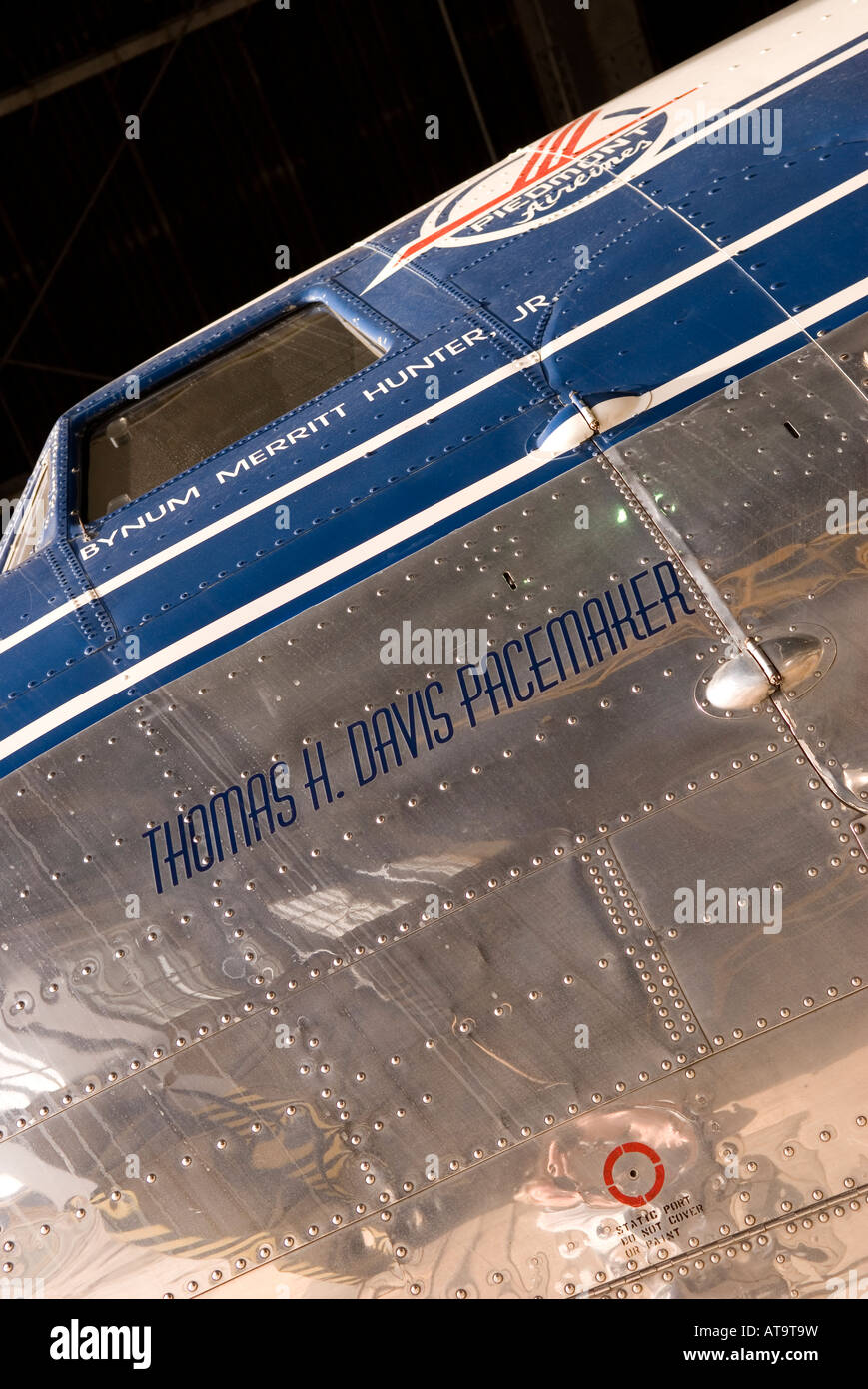 Gli aeromobili DC-3 Piedmont Airlines parcheggiati all'interno dell'hangar del Carolina's Aviation Museum, Charlotte, North Carolina, USA. Foto Stock