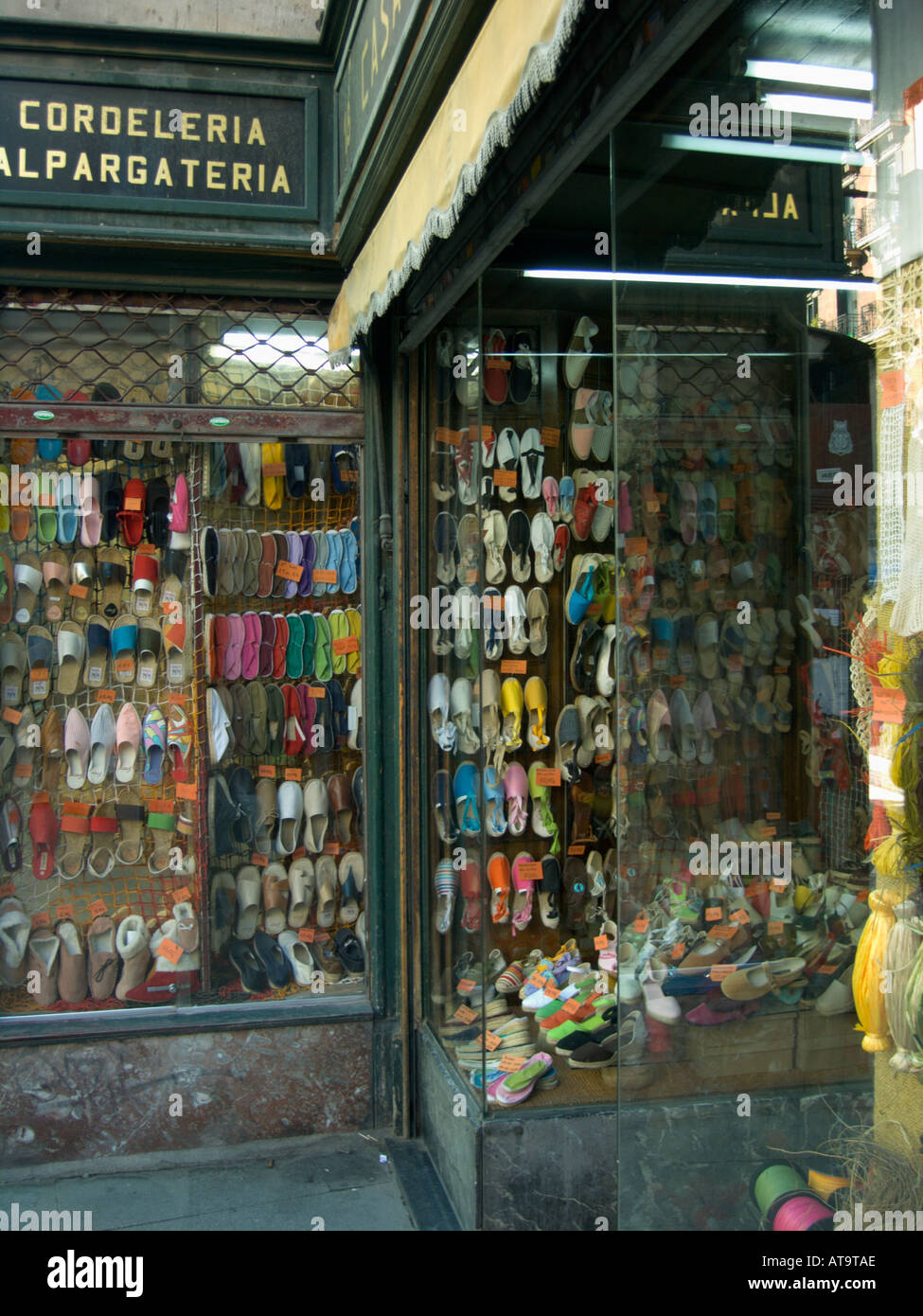 Madrid Spagna città capitale " espadrilles " in vendita nel negozio di scarpe Foto Stock
