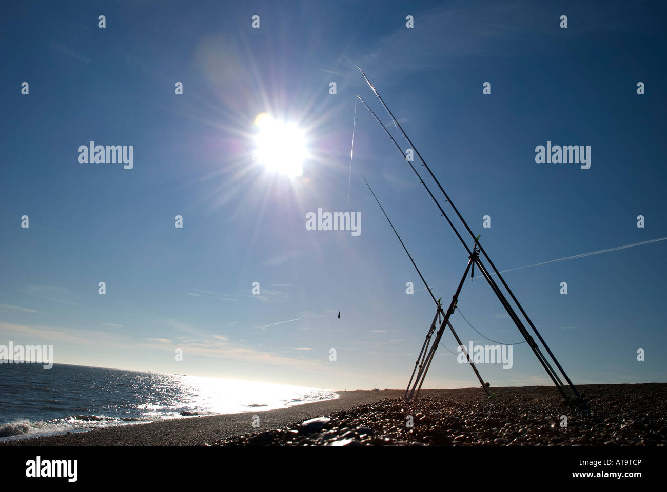 Due linee di pesca in mare. Giornata di sole, Sandwich Bay (nr trattativa), Kent, Regno Unito Foto Stock