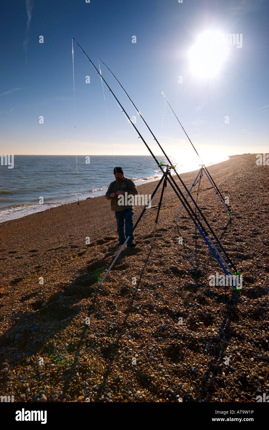 Gli orologi del pescatore le sue linee sul litorale, Sandwich Bay (nr trattativa), Kent, Regno Unito Foto Stock