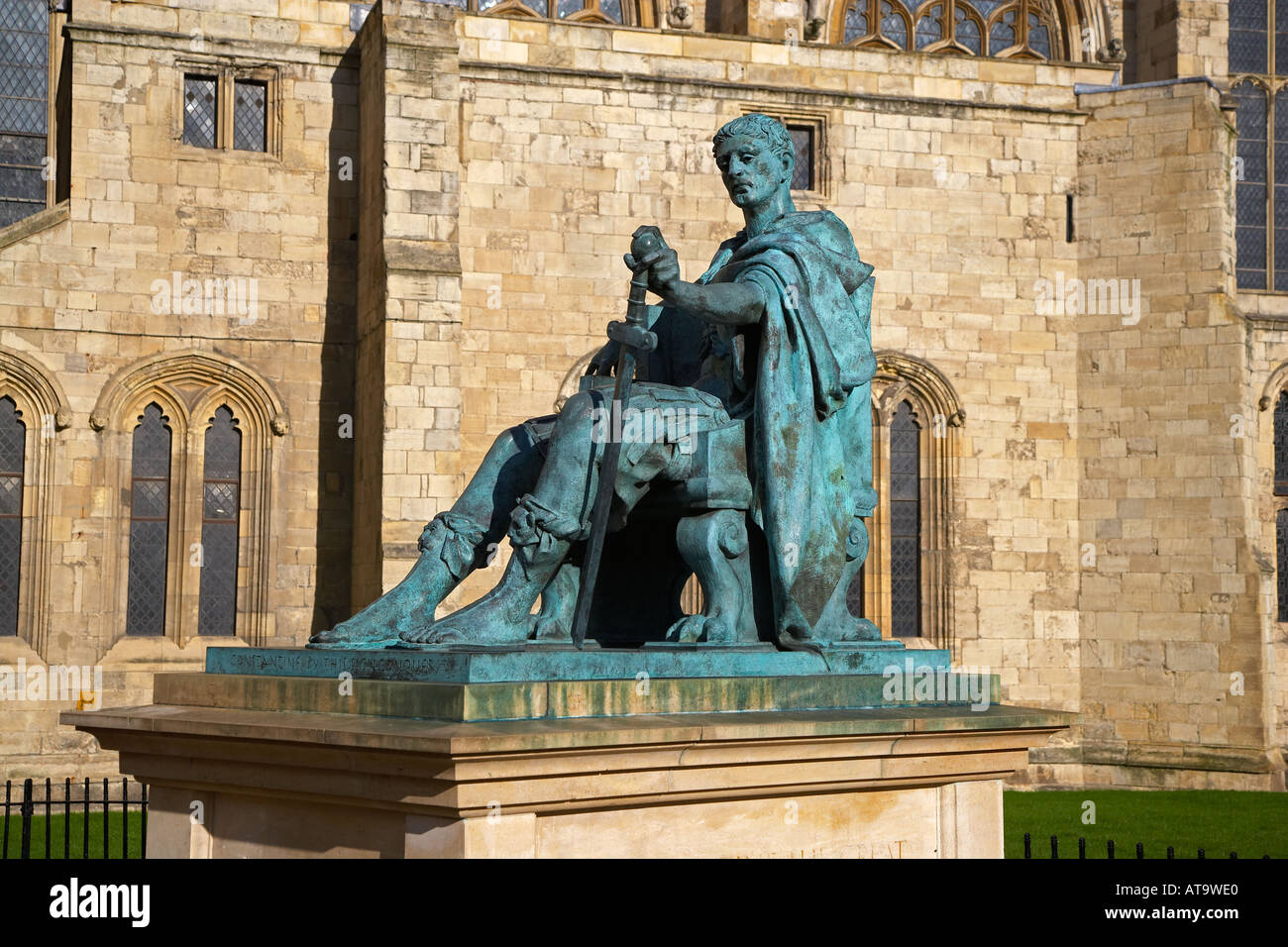 Statua di imperatore romano Costantino il Grande al di fuori di York cattedrale della città di York, Regno Unito Foto Stock