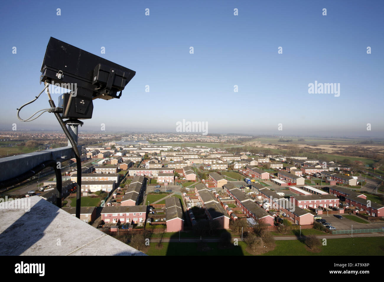 Una telecamera di sicurezza sulla parte superiore dell edificio la vigilanza della polizia di tenuta residenziale Foto Stock
