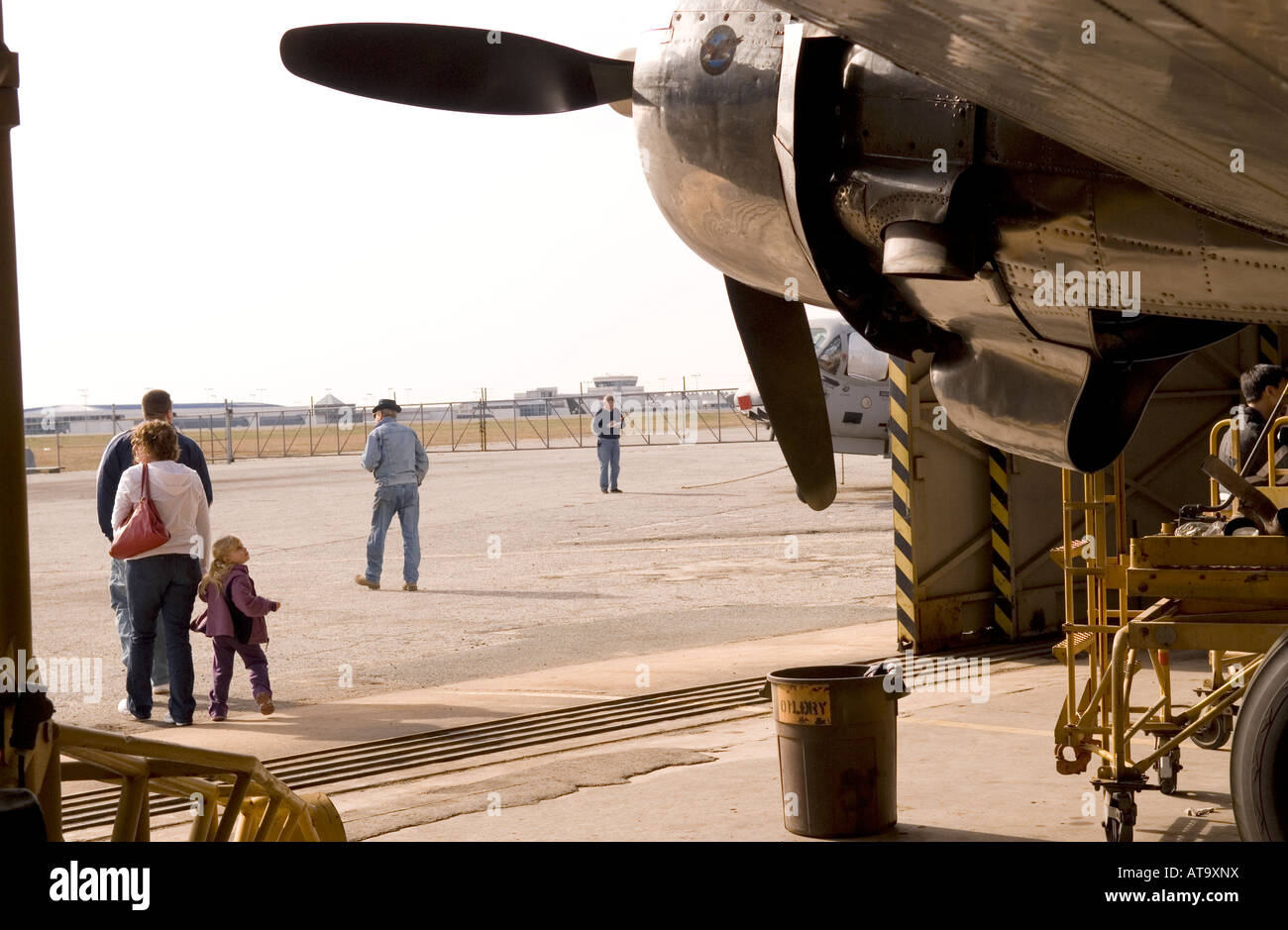 Visitatori del museo dell'aviazione Carolina di Charlotte, North Carolina, Stati Uniti. Foto Stock