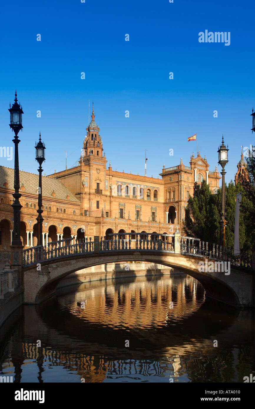 Plaza de Espana Siviglia Siviglia Andalusia Palcio centrale di Ponte sul piccolo canale Foto Stock