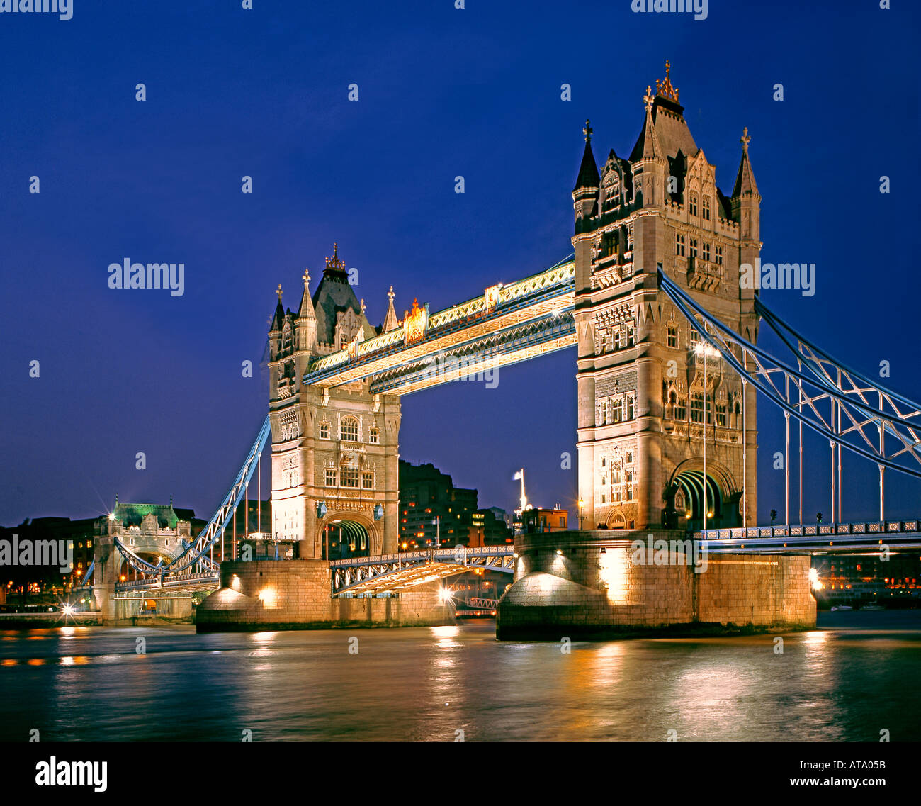 GB London Tower Bridge alba Foto Stock