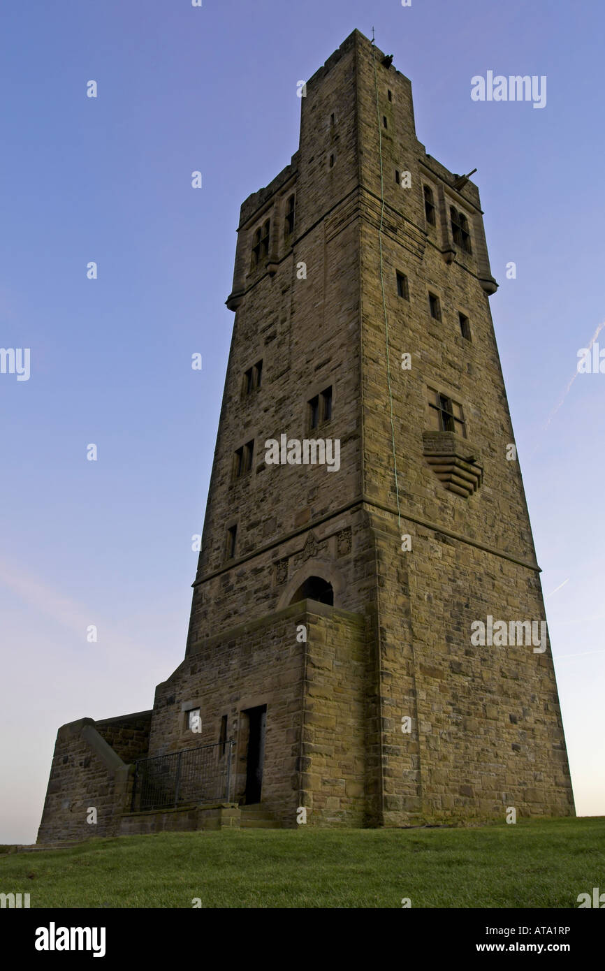 Il Giubileo Victoria torre sulla collina del castello Almondbury il monumento/follia si affaccia sulla città di Huddersfield West Yorkshire. Foto Stock