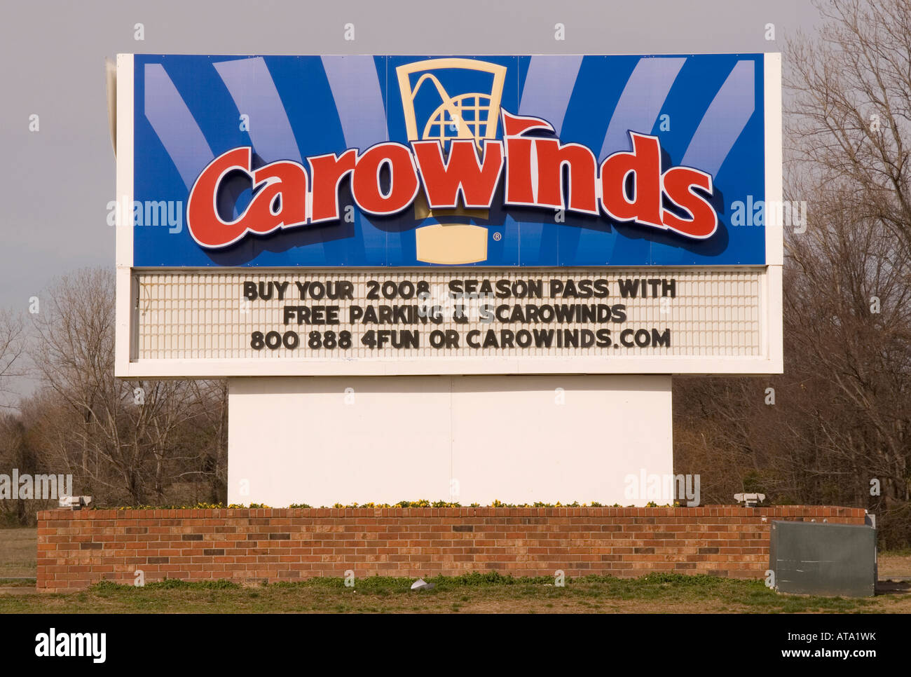 Cartello d'ingresso al parco divertimenti Carowinds sulle linee SC e NC State. STATI UNITI Foto Stock