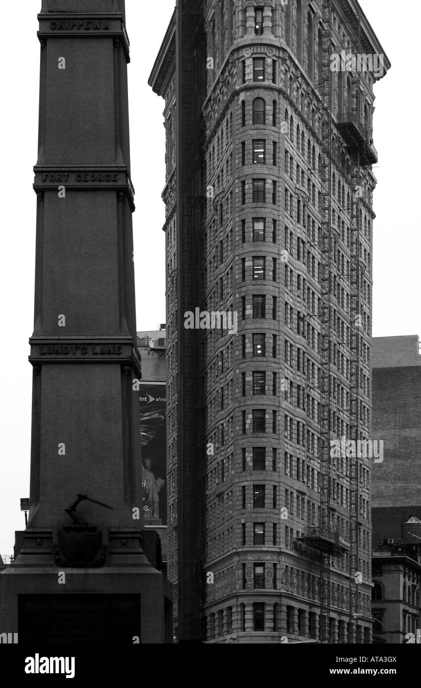 In New York City Flatiron edificio all'intersezione della sesta Avenue e Broadway Foto Stock