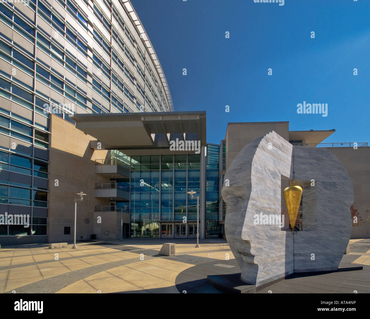 Janus Head scultura a Wellington e Webb ufficio comunale edificio, Denver, Colorado, STATI UNITI D'AMERICA Foto Stock