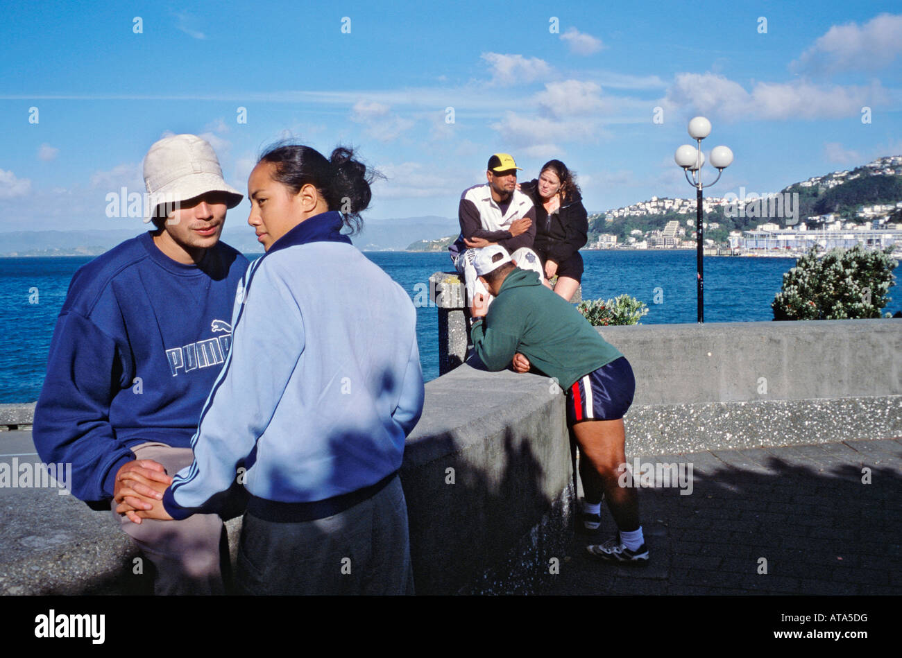 Coppie giovani su una parete da Porto di Wellington a Wellington in Nuova Zelanda Foto Stock