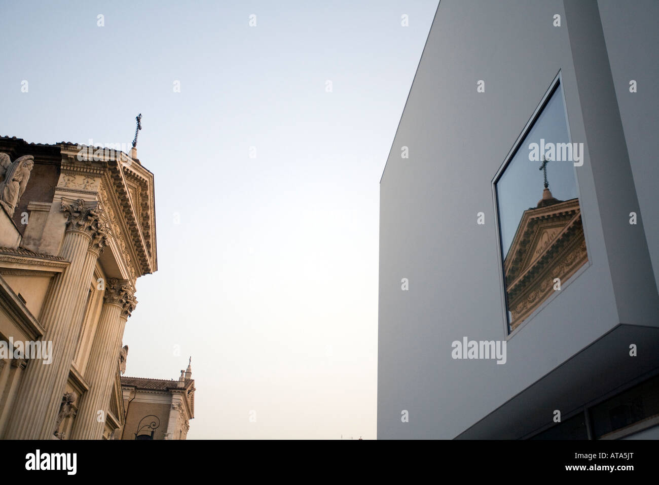 La chiesa di San Rocco si riflette sul museo dell'Ara Pacis, Roma Foto Stock