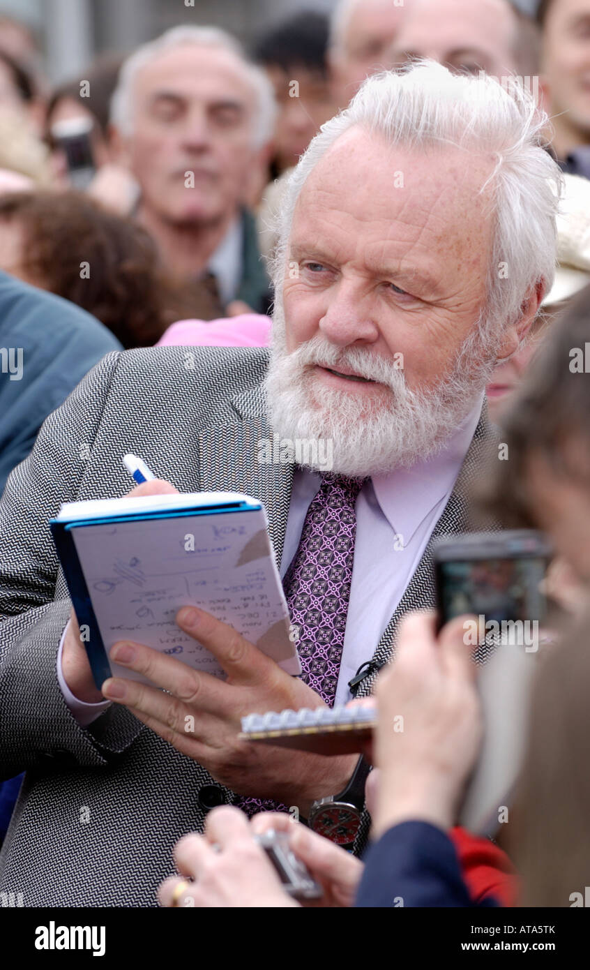 Attore gallese Sir Anthony Hopkins firma autografi per i fan a Caerphilly South Wales UK UE Foto Stock