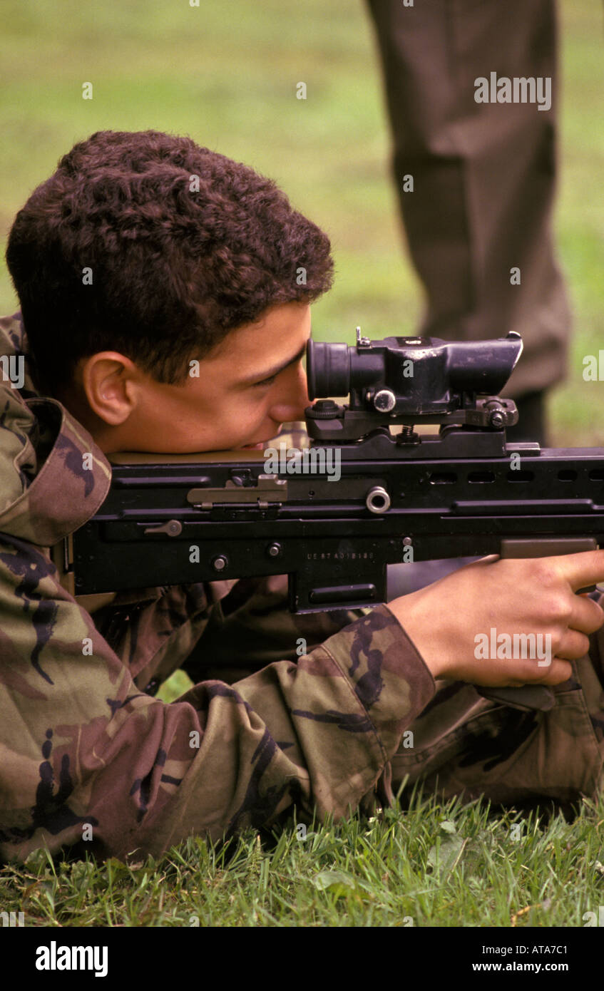 Un esercito cadet incendi il SA80 rifle Foto Stock