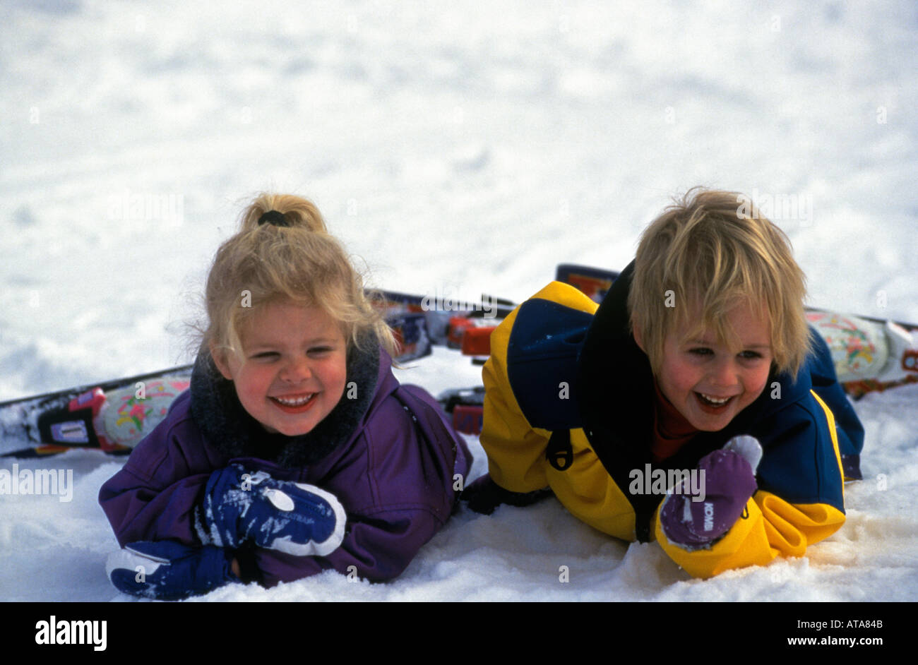 I piccoli bambini sulla neve in campo da sci modello rilasciato Foto Stock