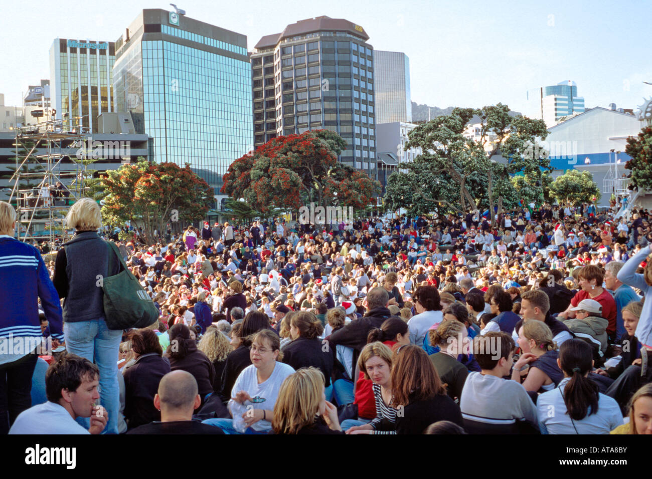 La Folla riunita per un concerto a Frank Kitts Park a Wellington in Nuova Zelanda Foto Stock