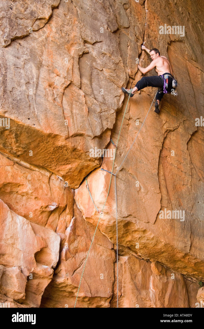 Ken fortuna climbing Fingernickin 24 a Moonarie Flinders Ranges Soutah Australia Foto Stock