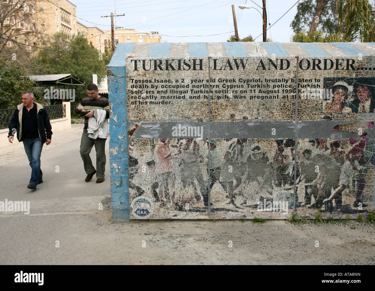 Due uomini attraversa il Ledra Palace checkpoint dal bagno turco a Cipro di greca di Cipro Cipro Nicosia Foto Stock