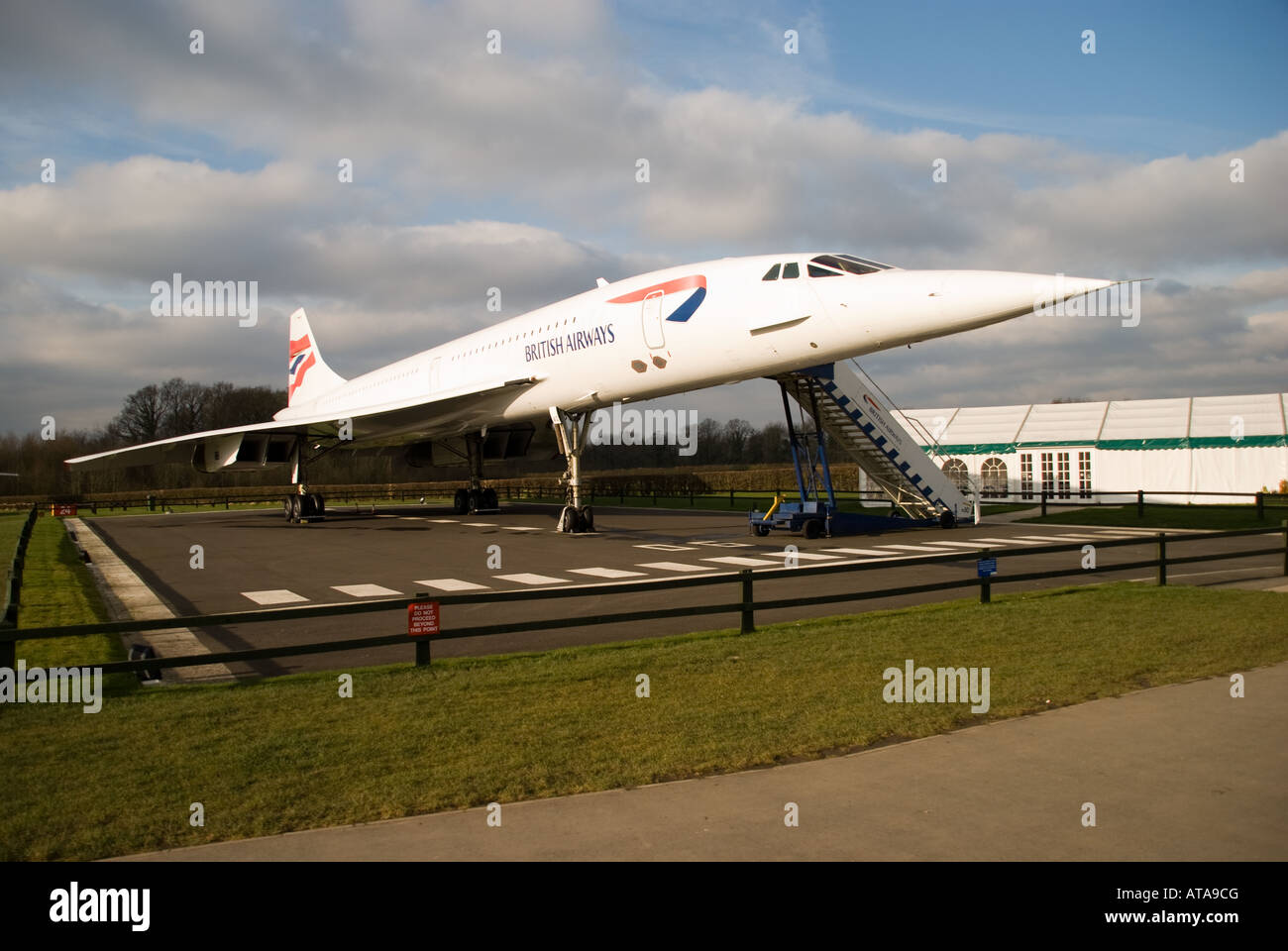 Concorde G-BOAC sul display a Manchester Airport area di visualizzazione prima è stato chiuso con un hangar Foto Stock