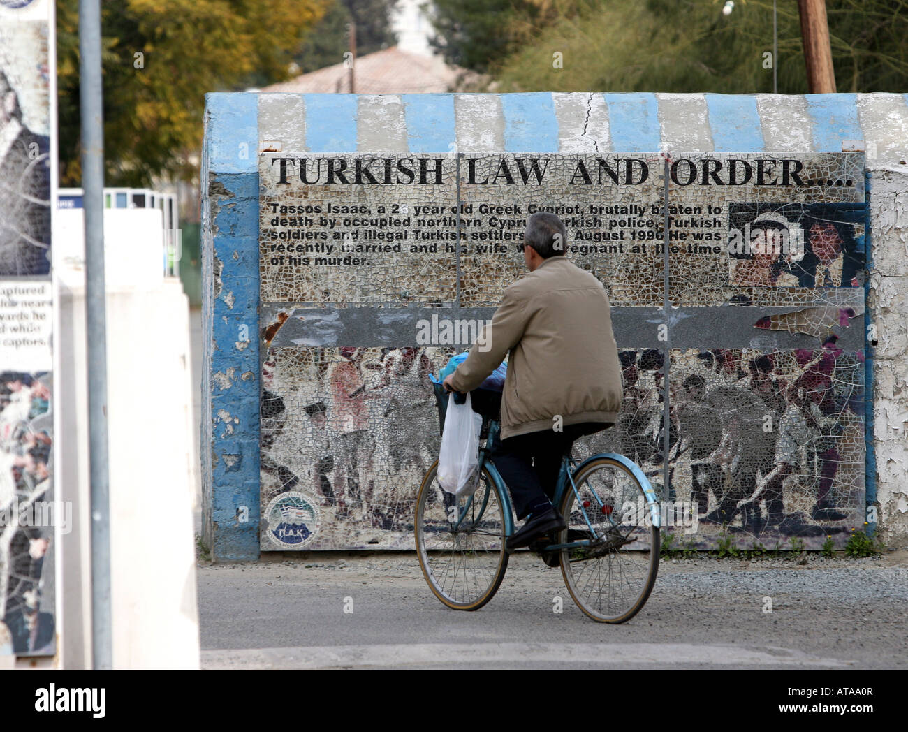 Un uomo attraversa il Ledra Palace checkpoint dal greca di Cipro turca di Cipro Nicosia Cipro Foto Stock