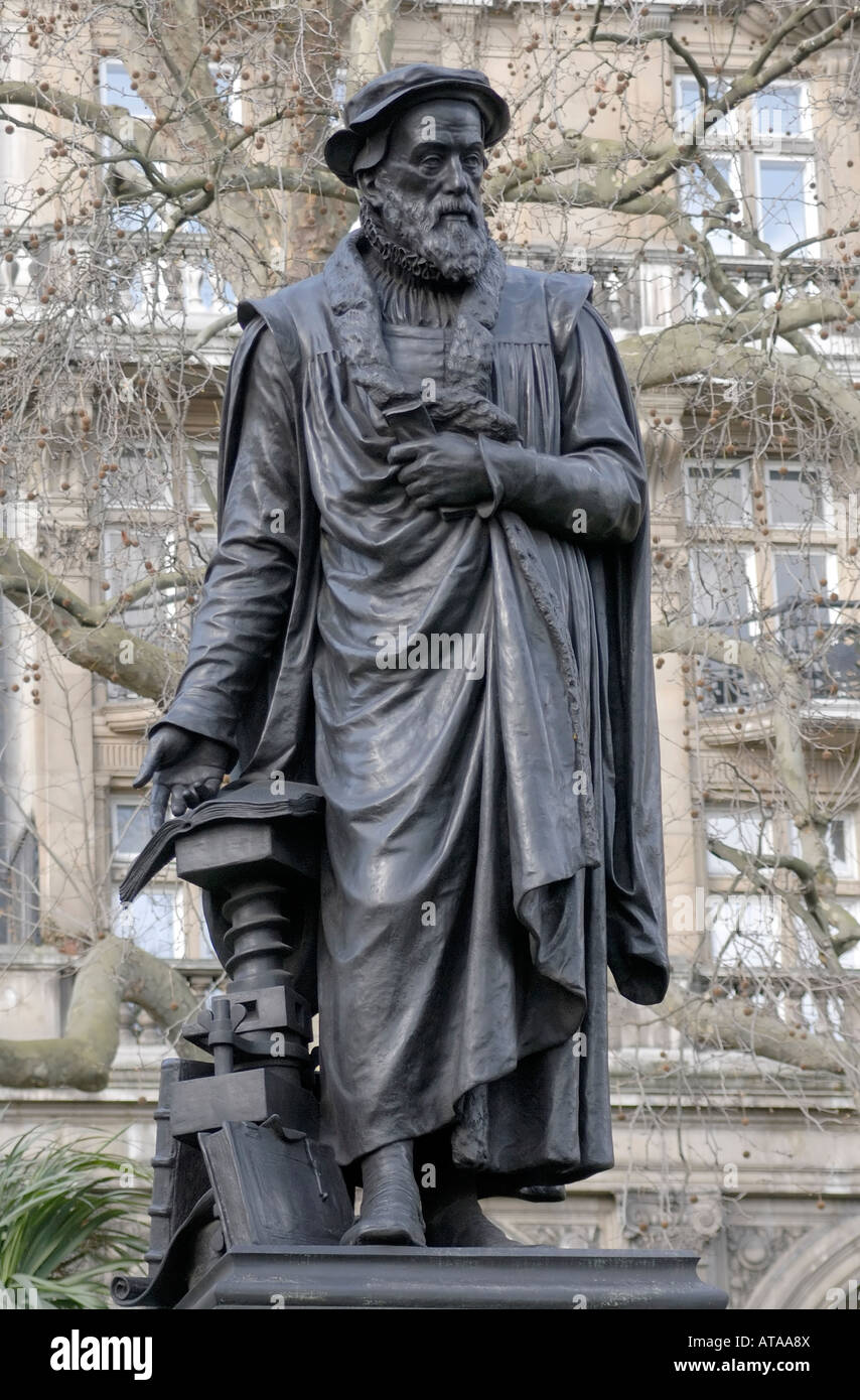 Statua di William Tyndale primo traduttore del Nuovo Testamento in inglese Foto Stock