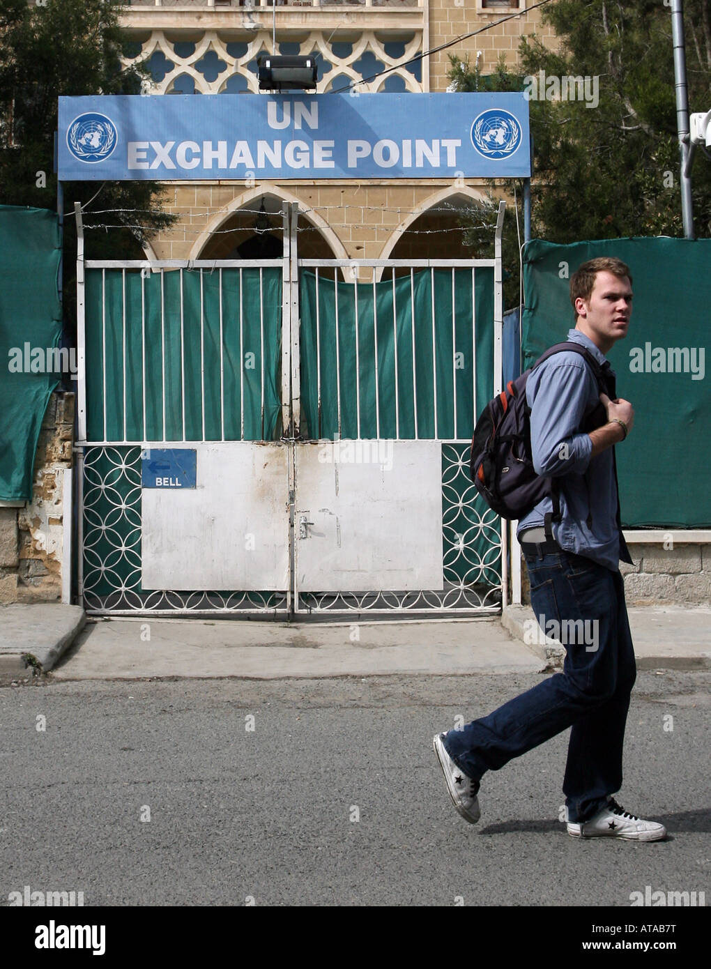 Un uomo attraversa il Ledra Palace checkpoint dal bagno turco a Cipro di greca di Cipro Cipro Nicosia Foto Stock