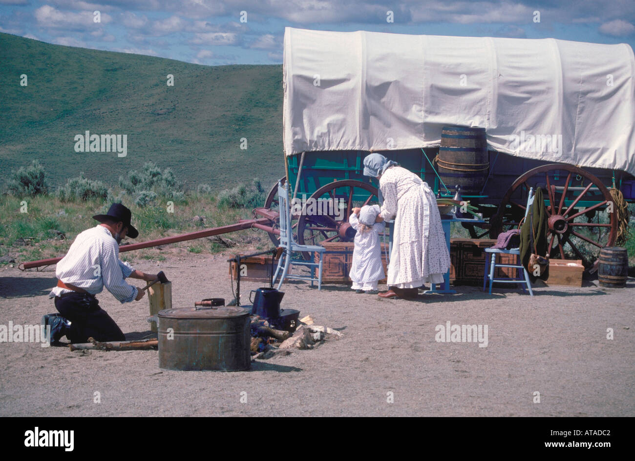 Gli attori che ritraggono primi coloni americani che viaggiano dal carro coperto al centro interpretative Oregon Trail Oregon Foto Stock