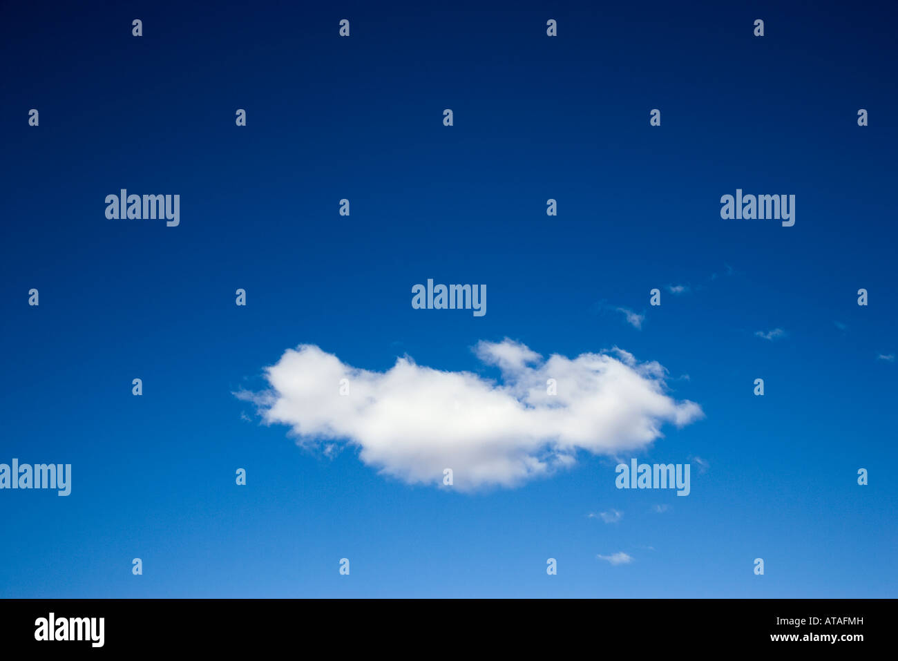 Singola bianco soffice nuvola in cielo blu Foto Stock