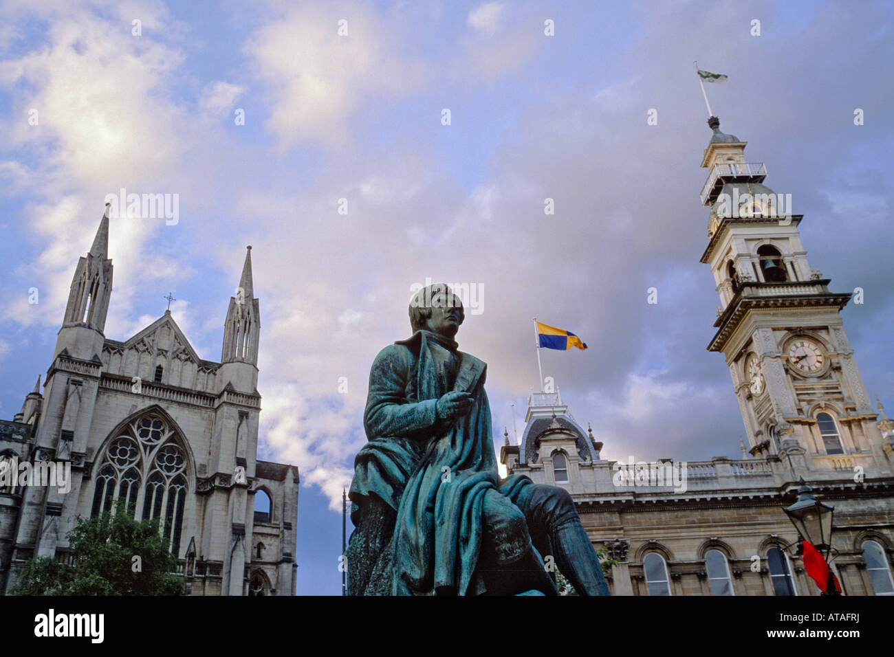 Statua di Robert Burns St Paul s Cathedral e il Municipio in Dunedin in Nuova Zelanda Foto Stock