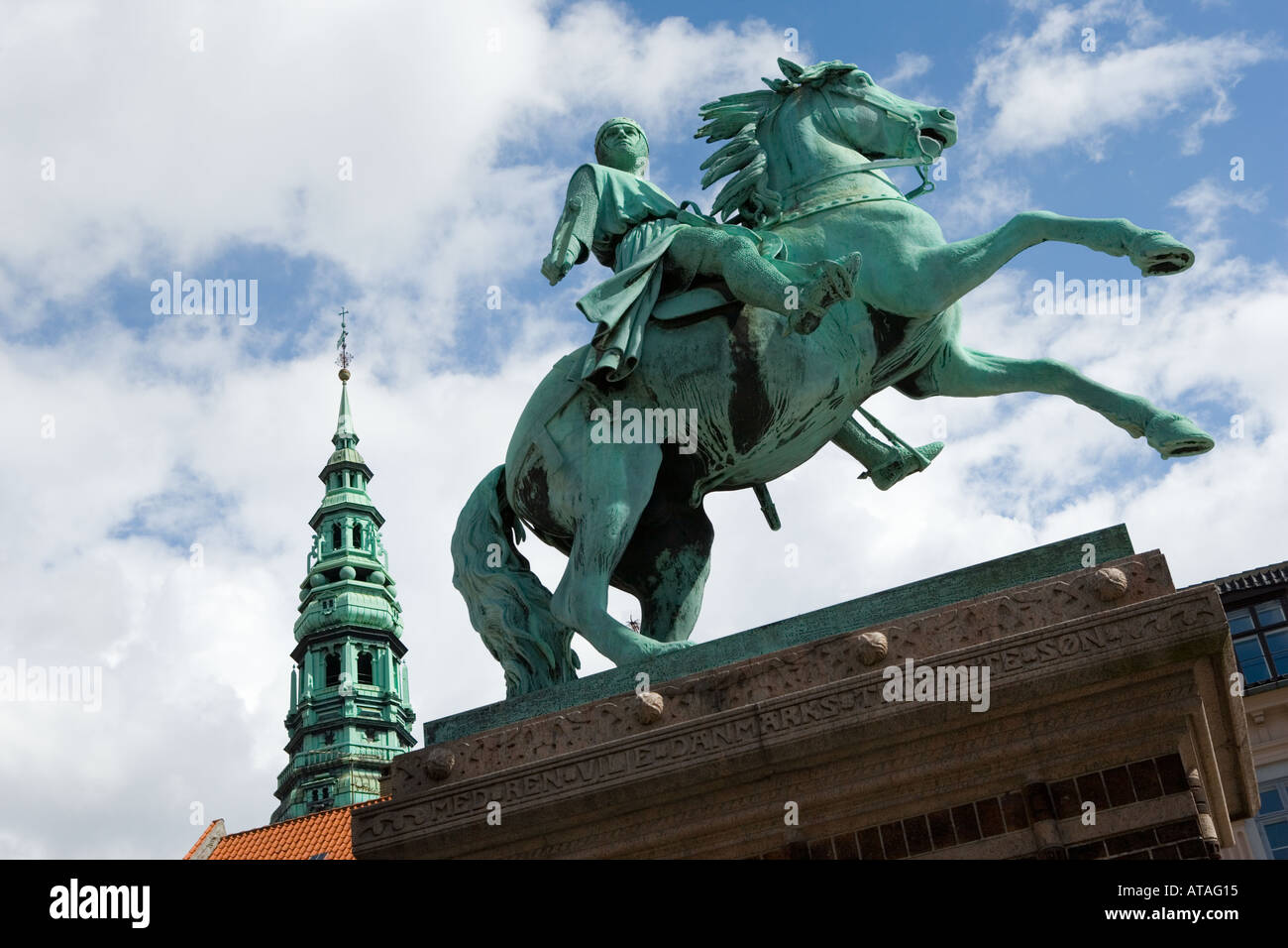 Copenhagen DANIMARCA statua equestre del vescovo Absalon 1128 1201 in Hojbro Plads Guglia di Nikolaj Kirke sfondo Foto Stock