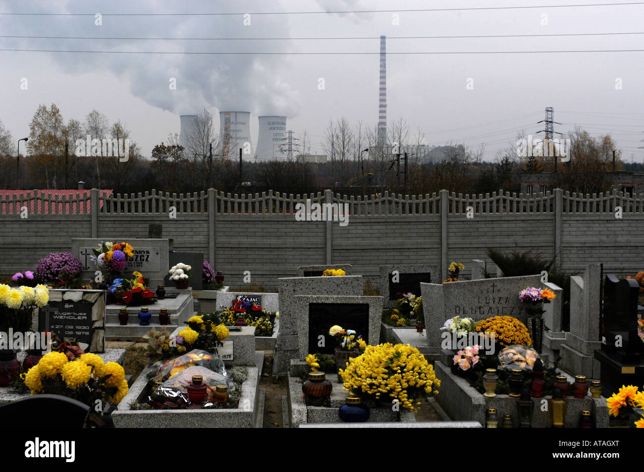 Graves su un cimitero e un impianto di alimentazione vicino a Katowice, Polonia Foto Stock