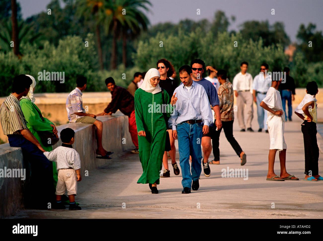 Marocchini, popolo marocchino, uomini, donne, turisti, visitatori, visitando, Menara giardino, Jardin Menara, Marrakech, Provincia di Marrakech, Marocco, Africa Foto Stock